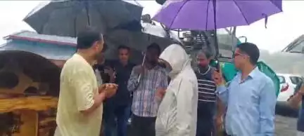 पधर: पधर : भारी बारिश में पाली पहुंचा पधर प्रशासन सुनी लोगों की समस्या, कम्पनी को दिए कड़े निर्देश #jansamsya