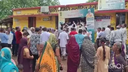नवागढ़: बेमेतरा शहर कांग्रेस कमेटी ने खाद बीज की कमी को लेकर बेमेतरा सेवा सहकारी समिति का किया घेराव, सौंपा ज्ञापन