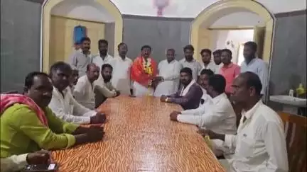 ಶೋರಾಪುರ: ಗೌರವ ಡಾಕ್ಟರೇಟ್ ಪಡೆದ ರಮೇಶ ದೊರೆ ಆಲ್ದಾಳಗೆ ನಗರದ ಟೈಲರ್ ಮಂಜಿಲ್ ಪ್ರವಾಸಿ ಮಂದಿರದಲ್ಲಿ ಅಭಿನಂದನಾ ಕಾರ್ಯಕ್ರಮ