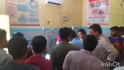 अलीगंज: अलीगंज थाना क्षेत्र के भरपुरा के पास तेज बाइक ने ट्रैक्टर को ओवरटेक करते समय ई-रिक्शा में मारी टक्कर, 3 घायल