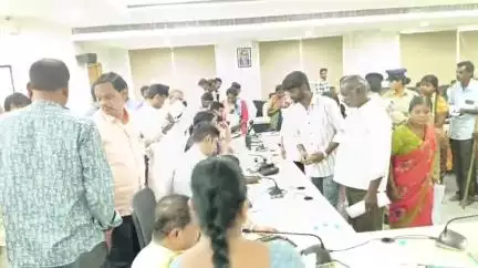జనగాం: సోమవారం కలెక్టరేట్ లో జరిగిన గ్రీవెన్స్ లో 59 దరఖాస్తుల స్వీకరించిన జిల్లా కలెక్టర్