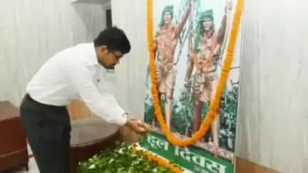 देवघर: देवघर में हुल दिवस पर उपायुक्त ने शहीद सिदो-कान्हू को माल्यार्पण कर श्रद्धांजलि दी