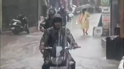 જૂનાગઢ: શહેરમાં ધોધમાર વરસાદ શરૂ વરસાદી વાતાવરણથી ઠંડક પ્રસરી રસ્તા ઉપર પાણી ફરી વળ્યા
