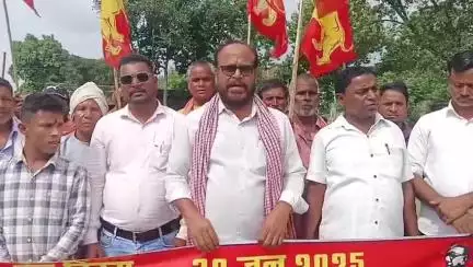 आज ऐतिहासिक हूल दिवस पर गांडेय में फॉरवर्ड ब्लॉक ने 'जनाधिकार सम्मेलन' का आयोजन कर सिदो-कान्हू, चांद-भैरव, फूलो-झानो सहित अन्य अमर शहीदों को श्रद्धांजलि दी। जल-जंगल-जमीन सहित जनता के अन्य वाजिब अधिकारों के लिए संघर्ष तेज करने का संकल्प लिया