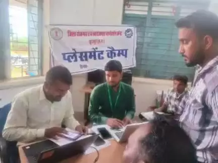 सूरजपुर: सूरजपुर में जिला रोजगार एवं स्वरोजगार मार्गदर्शन केन्द्र में प्लेसमेंट कैम्प का हुआ आयोजन
