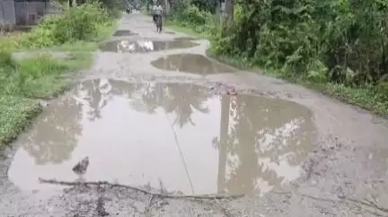 তুফানগঞ্জ ১: বলরামপুর চৌপথি থেকে অন্দরনফুলবাড়ী বটতলা পর্যন্ত প্রায় তিন কিমির বেশী রাস্তা অত্যন্ত বেহাল, সংস্কারের দাবি #jansamasya
