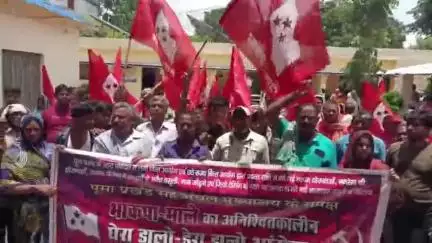 पूसा: मनरेगा कार्यालय के सामने भाकपा माले का भ्रष्टाचार के खिलाफ अनिश्चितकालीन धरना शुरू