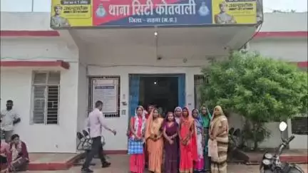 कृष्णा आजीविका ग्राम संगठन की महिलाओं ने कोषाध्यक्ष पर ₹2 लाख के गबन का आरोप लगाया, कोतवाली थाने में दिया आवेदन