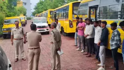बड़नगर: बड़नगर पुलिस का स्कूल वाहन चेकिंग अभियान शुरू, जांच में मिल रही अनियमितताएं, ड्राइवरों को दी जा रही समझाइश
