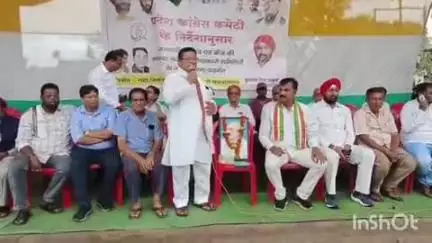 राजनांदगांव: शहर के जिला सहकारी केंद्रीय बैंक के सामने कांग्रेस ने खाद और बीज की समस्या को लेकर किया धरना प्रदर्शन