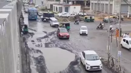 હિંમતનગર: સહકારીજીન અને મોતીપુરાના સર્વિસ રોડ પર એક ફૂટ ઊંડા ખાડા પડ્યા, વાહન ચાલકો પરેશાન#jansamasya