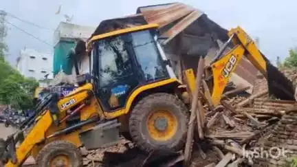 सीहोर नगर: नगर पालिका ने शुरू की जर्जर मकानों को तोड़ने की कार्रवाई, लिसा टॉकीज स्थित जर्जर मकान को किया गया ज़मींदोज़