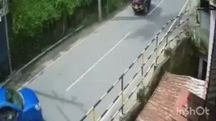 കോഴഞ്ചേരി: കൊന്നമൂട് വളവിൽ ബൈക്ക് നിയന്ത്രണം വിട്ട് വീട്ടുമുറ്റത്തേക്ക് മറിഞ്ഞു, ഒരാൾക്ക് പരിക്ക്, CCTV ദൃശ്യം
