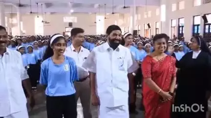 കോട്ടയം: സൂംബ ഡാൻസിന് ചുവട് വച്ച് മന്ത്രി വാസവൻ, കഞ്ഞിക്കുഴി മൗണ്ട് കാർമൽ സ്കൂളിലെ ദൃശ്യം വൈറൽ #viral