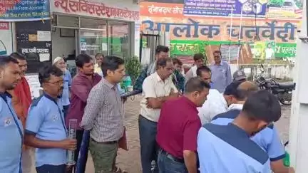 छतरपुर नगर: छतरपुर शहर के पेट्रोल पंपों पर पहुंचकर खाद्य विभाग की टीम ने पेट्रोल-डीजल की गुणवत्ता की जांच की, दस्तावेज भी किए चेक