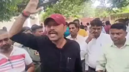 मेदिनीनगर (डालटनगंज): बर्खास्त 251 अनुसेवकों ने किया प्रदर्शन, डीसी कार्यालय के सामने सामूहिक आत्मदाह की चेतावनी दी