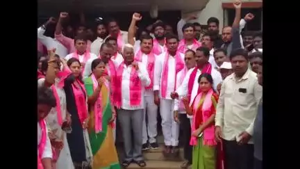జూలూరుపాడు: బీఆర్ఎస్ నాయకులను అక్రమంగా అరెస్ట్‌ చేశారంటూ జూలూరుపాడులో ఆ పార్టీ నేతలు నిరసన