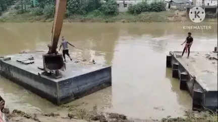 খানাকুল ১: ভেসেলের মাধ্যমে ভরা নদী থেকে মাটি তুলে খুঁটেপাড়ায় বাঁধ মেরামতের কাজ শুরু করল সুন্দরবন থেকে আসা কর্মীরা