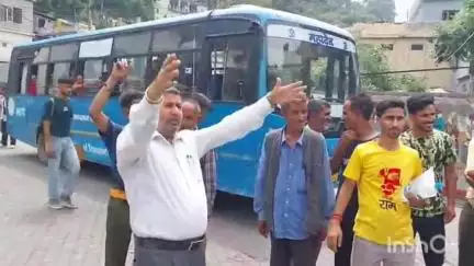 चम्बा: सरकार की अनदेखी से खफा भाजपा नेता जय सिंह ने नए बस अड्डे पर किया धरना प्रदर्शन