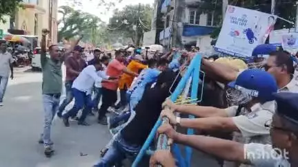 আলিপুরদুয়ার ১: কসবার আইন কলেজে ছাত্রীকে গণধর্ষণ করার প্রতিবাদে ডুয়ার্সকন্যার সামনে BJP-র বিক্ষোভ, পুলিশের ব্যারিকেড ভাঙার চেষ্টা