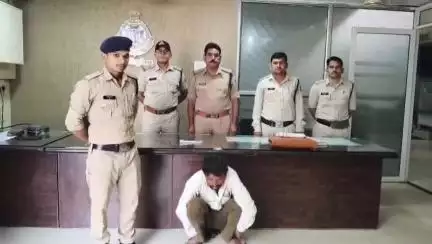 बड़वानी: कोतवाली पुलिस ने सार्वजनिक स्थानों से मोबाइल चोरी करने वाले आरोपी को मोबाइल बेचते हुए पकड़ा, कार्रवाई जारी