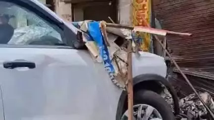 हिसार: केमरी रोड पर गाड़ी बिजली के पोल तोड़कर दुकानों में घुसी, 5 लोग हुए घायल