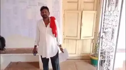 शिवपुरी नगर: जैरावन के शख़्स ने नरवर जिला सहकारी बैंक में जमा पैसे नहीं मिलने का लगाया आरोप, कहा- पत्नी के इलाज के लिए है सख्त जरूरत