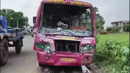মন্তেশ্বর: কুসুমগ্রামে ডাম্পারের পিছনে বাসের ধাক্কা, আহত প্রায় 20 জন