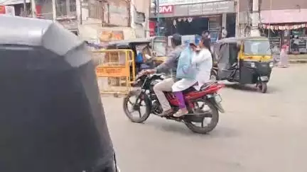 ಚಿತ್ರದುರ್ಗ: ನಗರದ ಗಾಂಧಿ ವೃತ್ತದಲ್ಲಿ ರಸ್ತೆ ಬಂದ್ ಮಾಡಿ ಆಟೋ ಚಾಲಕರ ಪ್ರತಿಭಟನೆ