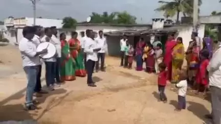 చేగుంట: ప్రభుత్వ పాఠశాలల్లో నాణ్యమైన విద్య అందుతోందని మంగ్య తండాలో కళా బృందం అవగాహన కార్యక్రమం నిర్వహణ