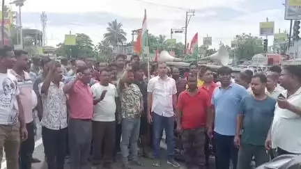 কোচবিহার ২: বুথ সভাপতির বাবাকে মারধরের অভিযোগ; রাজারহাটে জাতীয় সড়ক অবরোধ করে বিক্ষোভ তৃণমূলের, উপস্থিত জেলা সাধারণ সম্পাদক