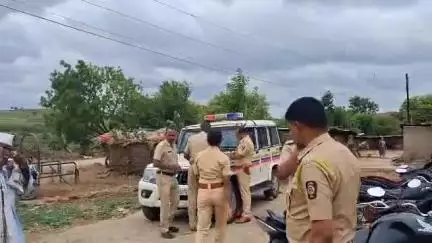 उदगीर: भीमा तांडा येथे पित्याने गळा घोटून खून केलेल्या चिमुकलीचा पोलीस बंदोबस्तात दफनविधी, नागरिकांच्या डोळ्यांतून अश्रुधारा