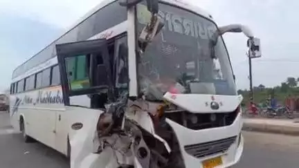 ସୋର: ଛପୋଲିଆ ନିକଟରେ ହାଇଡ୍ରାକୁ ପଛରୁ ଧକ୍କା ଦେଲା ଯାତ୍ରୀବାହୀ ବସ, ୩ ଗୁରୁତର