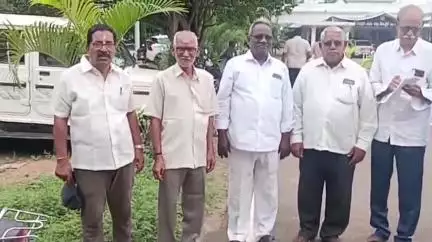 పెన్షన్ నిబంధనల సవరణ చట్టంపై అమలాపురంలో కోనసీమ ప్రభుత్వ విశ్రాంత ఎంప్లాయిస్ అసోసియేషన్ సభ్యులు నిరసన