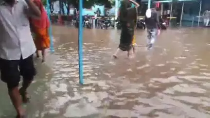 भिंड: शहर में हुई मूसलाधार बारिश के बाद जिला अस्पताल परिसर सहित अस्पताल की पुरानी बिल्डिंग के अंदर भरने लगा पानी