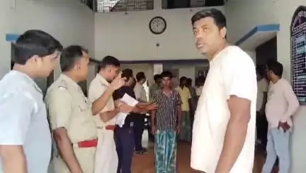 ভগবানগোলা ২: হোসনাবাদের পাটখেত থেকে গ্রেপ্তার 10 জুয়াড়ি, উদ্ধার জুয়া সামগ্রী ও নগদ টাকা