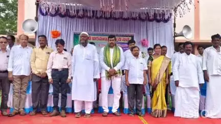 ఆలూరు: కైరుపుల గ్రామంలోని జడ్పీహెచ్ పాఠశాలలో హెచ్ఎం పదవీ విరమణ కార్యక్రమంలో పాల్గొన్న ఆలూరు ఎమ్మెల్యే విరుపాక్షి