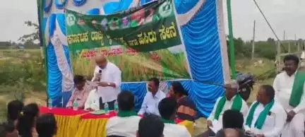 ಮೊಳಕಾಲ್ಮುರು: ವಿವಿಧ ಬೇಡಿಕೆ ಈಡೇರಿಕೆಗೆ ಆಗ್ರಹಿಸಿ ಚಿಕ್ಕಹಳ್ಳಿ ಬಳಿ ರಾಷ್ಟ್ರೀಯ ಹೆದ್ದಾರಿ ತಡೆದು ರೈತರ ಪ್ರತಿಭಟನೆ