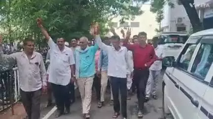 बागीदौरा: चोखला गांव के किसानों ने फसल बीमा व आपदा अनुदान भुगतान नहीं मिलने पर किया प्रदर्शन, मुख्यमंत्री के नाम सौंपा ज्ञापन