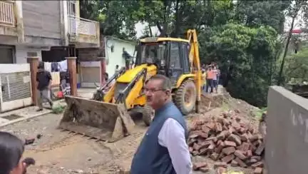 देहरादून: जाखन क्षेत्र में बारिश से हुए नुकसान का निरीक्षण करने पहुंचे कैबिनेट मंत्री गणेश जोशी, दिए निर्देश