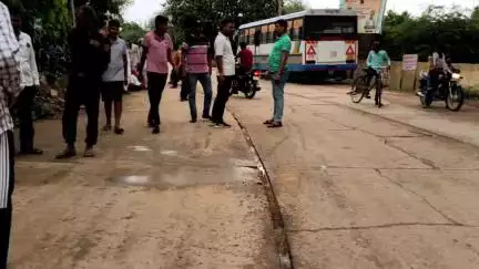 वैर: कस्बा वैर में स्टेट मेगा हाईवे-45 पर बाइक से गिरकर एक महिला हुई घायल, अस्पताल में कराया गया भर्ती