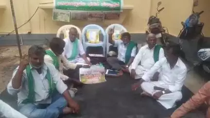 ಕೊಳ್ಳೇಗಾಲ: ಪಟ್ಟಣದಲ್ಲಿ ರೈತರ ಆಕ್ರೋಶ, ಸರ್ಕಾರಿ ಆಸ್ತಿಗಳ ಒತ್ತುವರಿ ತೆರವಿಗೆ ಆಗ್ರಹಿಸಿ ಅನಿರ್ಧಿಷ್ಟಾವಧಿ ಧರಣಿ