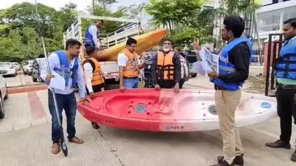 વડોદરા: વિશ્વામિત્રી પ્રોજેક્ટમાં કરોડોના ભ્રષ્ટાચારના આક્ષેપ,બોટ અને સેફટી ગાર્ડ પહેરી ટીમ વડોદરાનો અનોખો વિરોધ