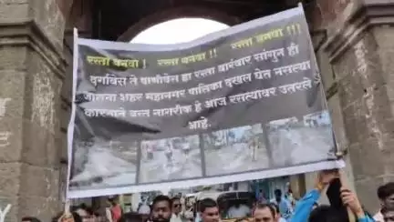 जालना: दर्गा वेस ते पाणी वेस रस्त्याचं काम सुरू करण्यासाठी नागरिकांचा रास्ता रोको, उद्घाटन होऊन वर्ष लोटलं तरी काम बंदच