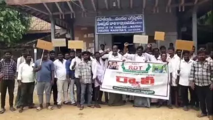 రాయదుర్గం: ఆర్డీటీ సంస్థకు కేంద్ర ప్రభుత్వం ఎఫ్సీఆర్ఏ రెన్యూవల్ చేయాలని డిమాండ్ చేస్తూ పట్టణంలోని తహసీల్దార్ కార్యాలయం వద్ద ధర్నా