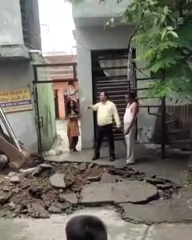जगाधरी: जोगिंदरनगर में जलभराव के चलते निगम अधिकारियों ने अवैध निर्माणों को तोड़ा