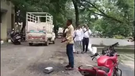 परळी: तहसीलसमोर शेताला रस्ता मिळत नसल्याने शेतकऱ्याचा अंगावर ज्वलनशील पदार्थ ओतून आत्महत्येचा प्रयत्न, पोलिसांमुळे अनर्थ टळला