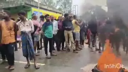 अंबिकापुर: कंठी में एक्सीडेंट के बाद जिला अस्पताल में महिला की मौत से आक्रोशित ग्रामीणों ने सड़क पर टायर जलाकर किया चक्का जाम
