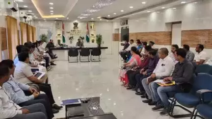 किशनगंज: समाहरणालय में जिलाधिकारी ने विभिन्न विभागों के जिला स्तरीय पदाधिकारियों के साथ की बैठक