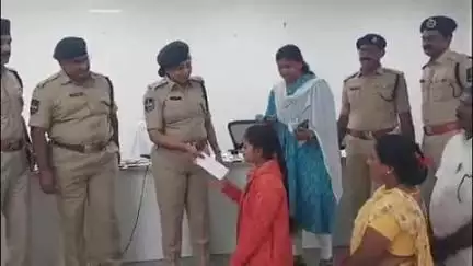 సిద్దిపేట అర్బన్: కమిషనరేట్ పరిధిలో పోగొట్టుకున్న 121 మొబైల్ ఫోన్లను రికవరీ చేసి బాధితులకు అందజేసిన పోలీస్ కమిషనర్ అనురాధ